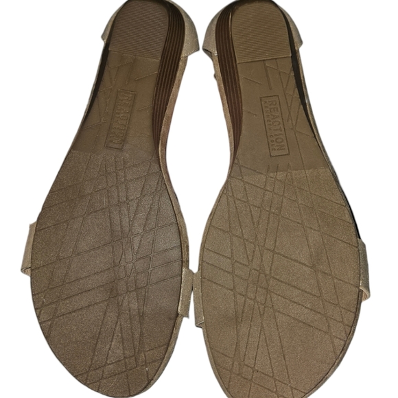 NWT Kenneth Cole Reaction Gold Shimmer Thong Sandals - Picture 2 of 5